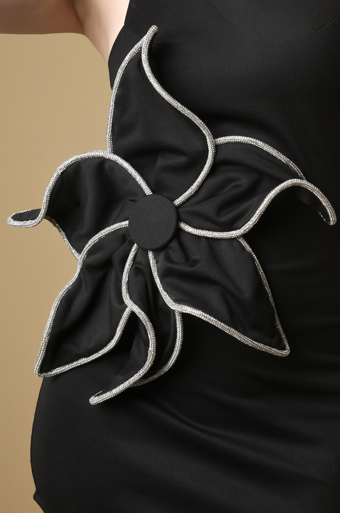 Black Daisy - Luxurious Halter Neck Dress